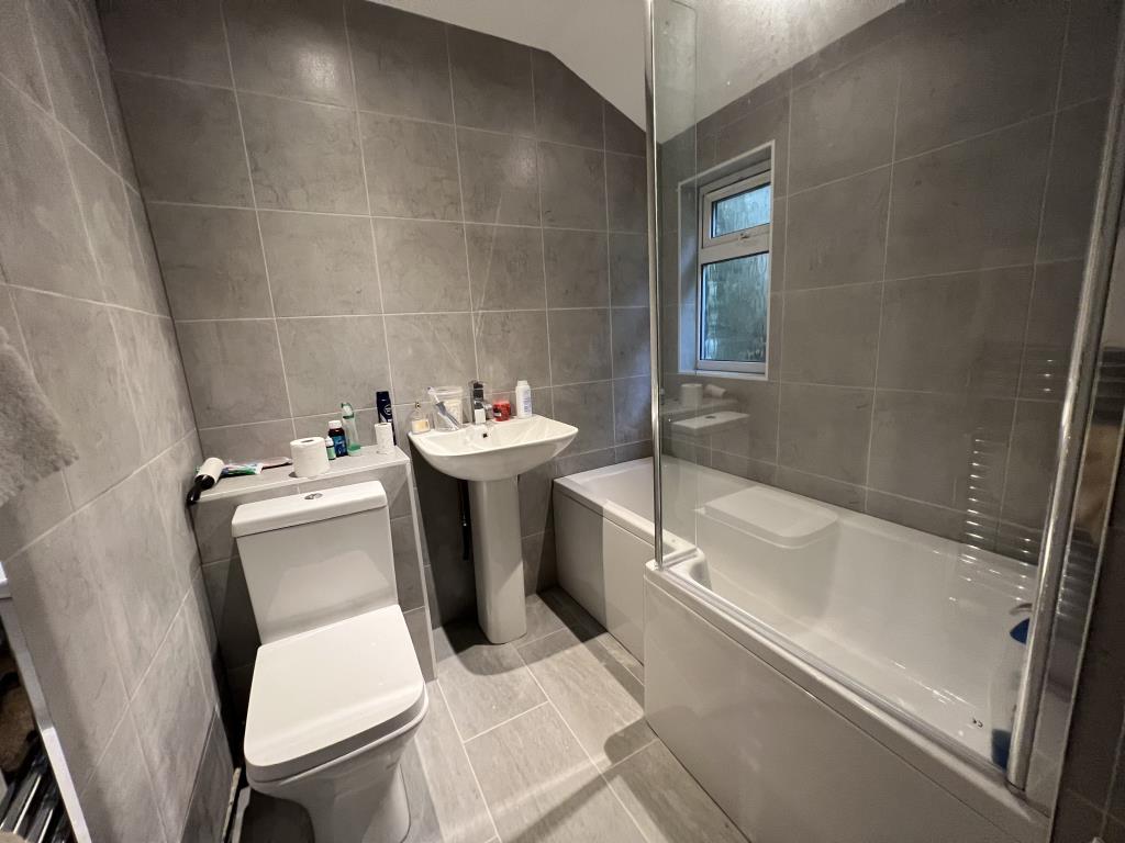 Lot: 112 - END-TERRACE PROPERTY REQUIRING COMPLETION OF WORKS - General view of bathroom